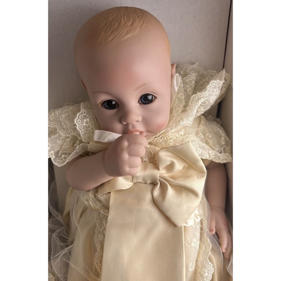 COMMEMORATIVE ADDITION VINYL ROYAL DOLL 2013 Item RD01 - Picture 7 of 16